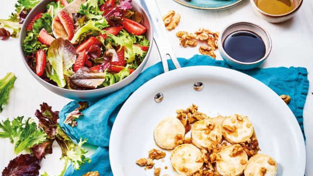 Chèvre caramélisé au miel salade de mesclun et fraises aliive